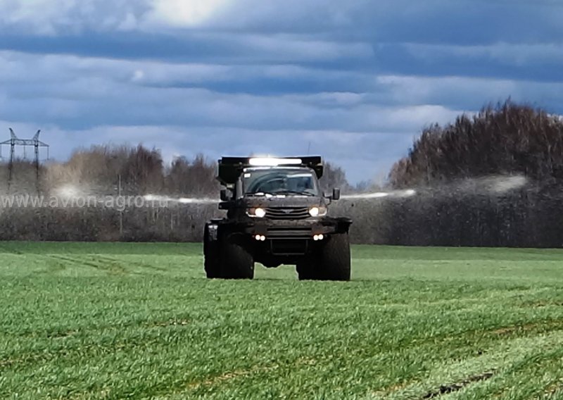 Авион 4401 с разбрасывателем