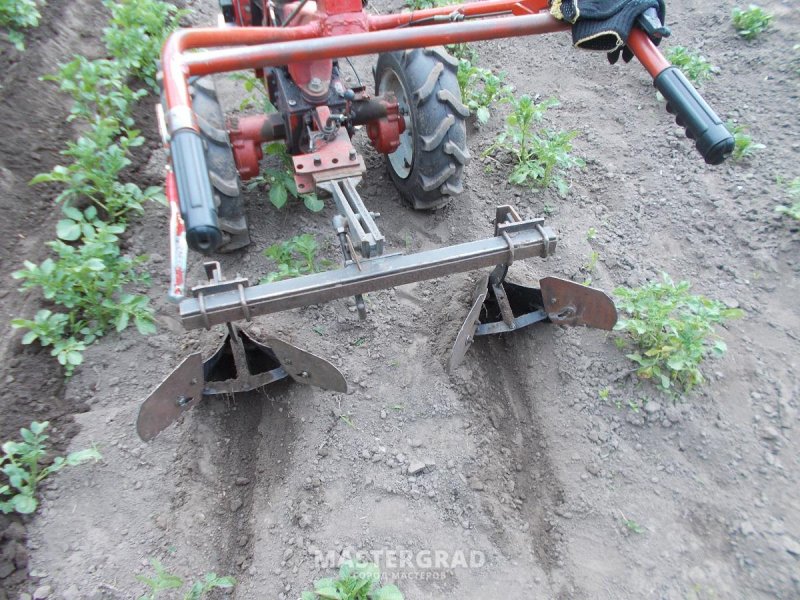 Приспособление для посадки картофеля в гребень