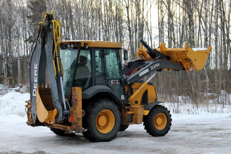 Экскаватор John Deere e210