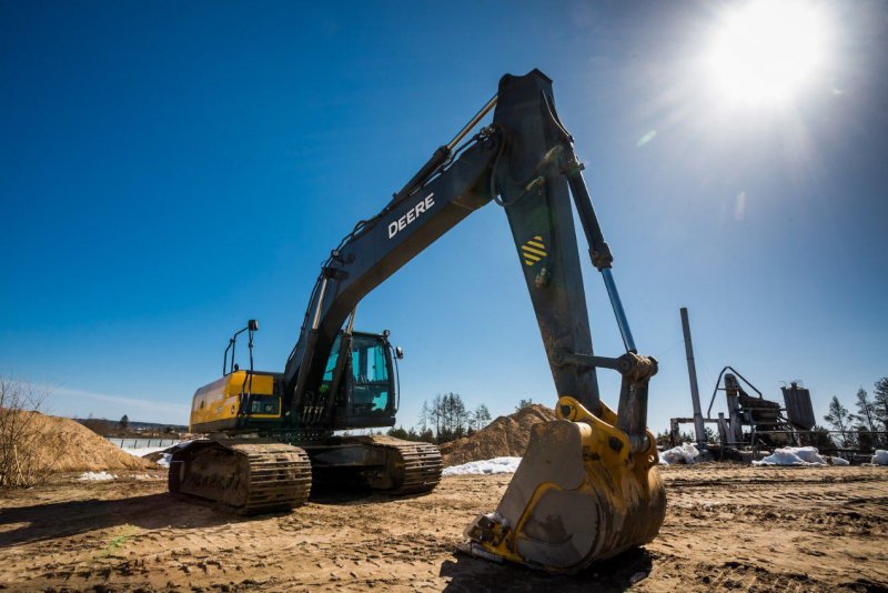 Экскаватор-погрузчик John Deere 325к