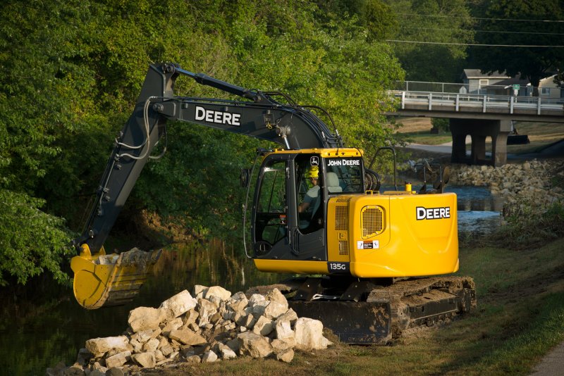 Экскаватор John Deere 230 LC