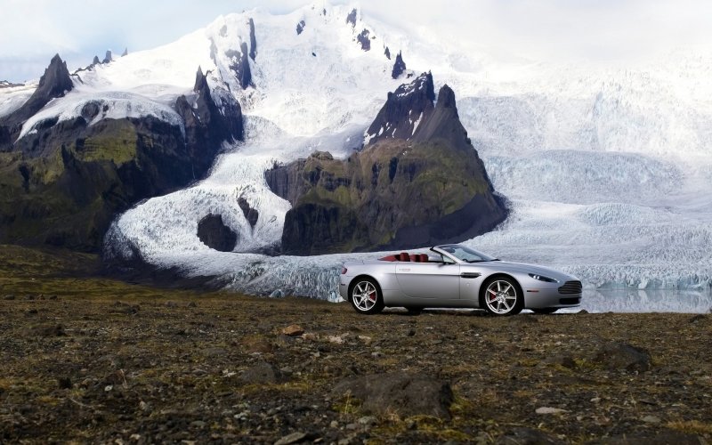 Aston Martin Vantage в горах