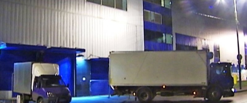 Разгрузка машины ночью магазин