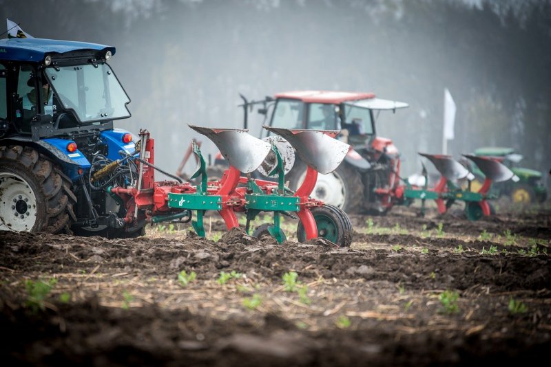 CLAAS трактор плуг 2020