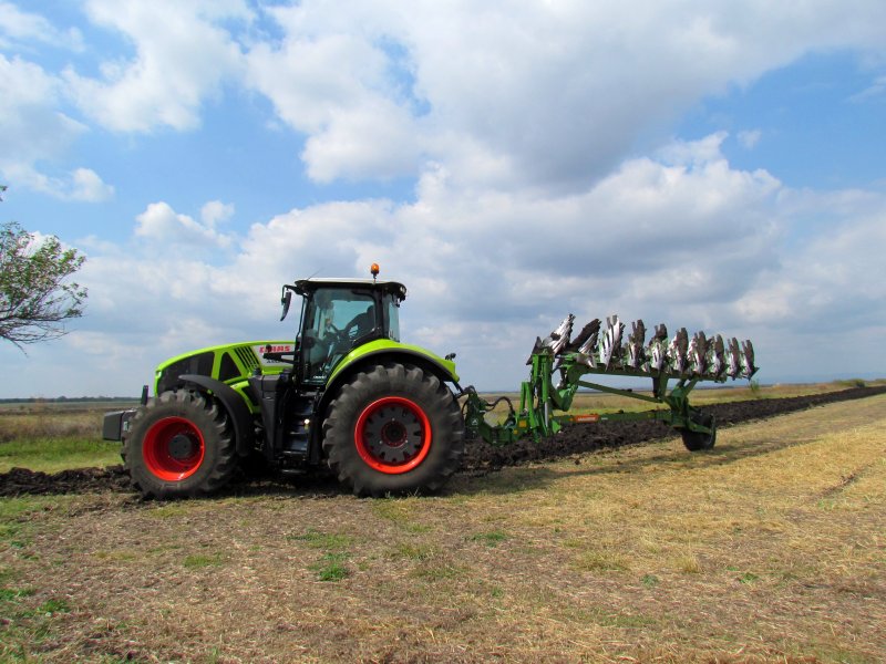 CLAAS трактор плуг 2020