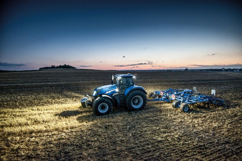 Трактор New Holland 7090