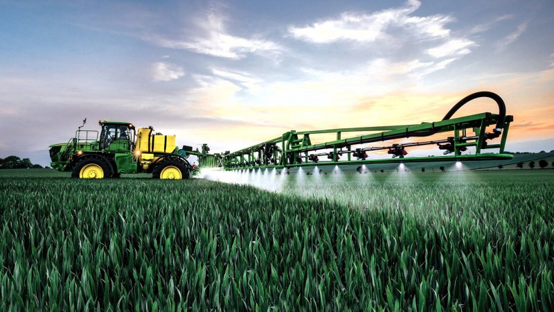 John Deere опрыскиватель на поле кукурузы