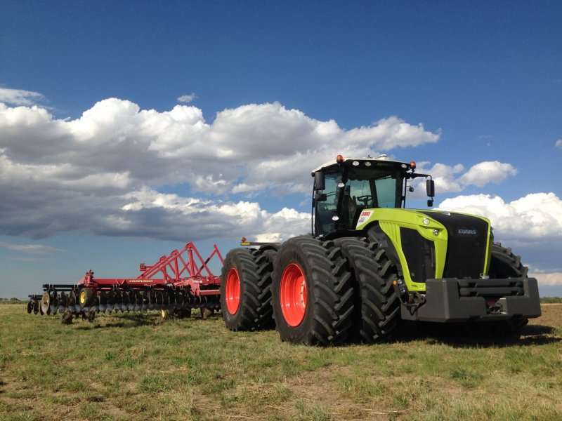 CLAAS Xerion комбайн