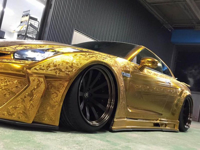 Золотой Nissan GTR Kuhl Racing