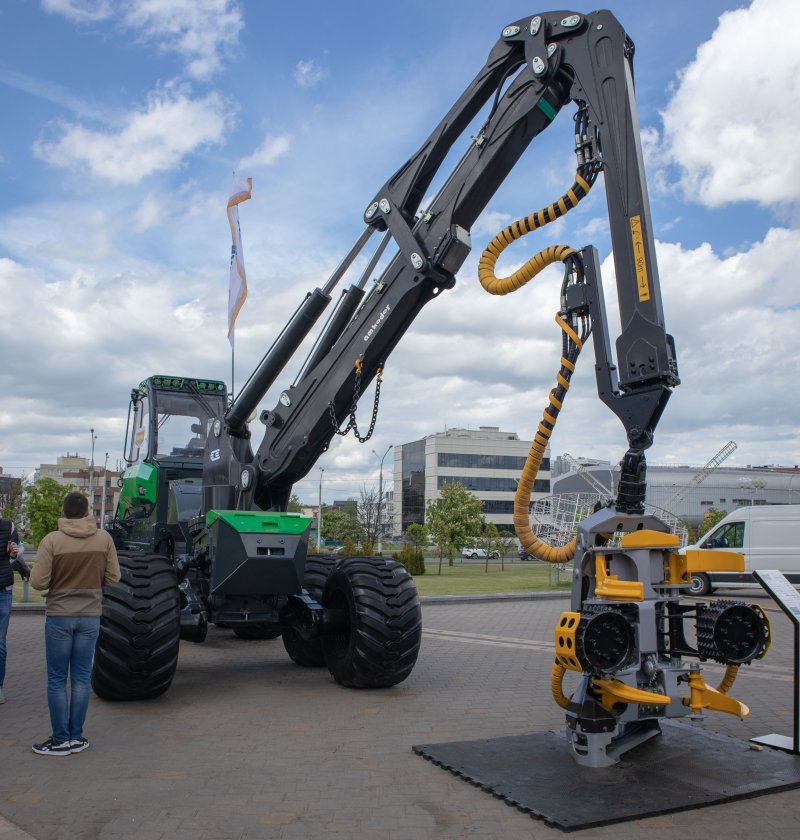 Kinetic 8x8 форвардер