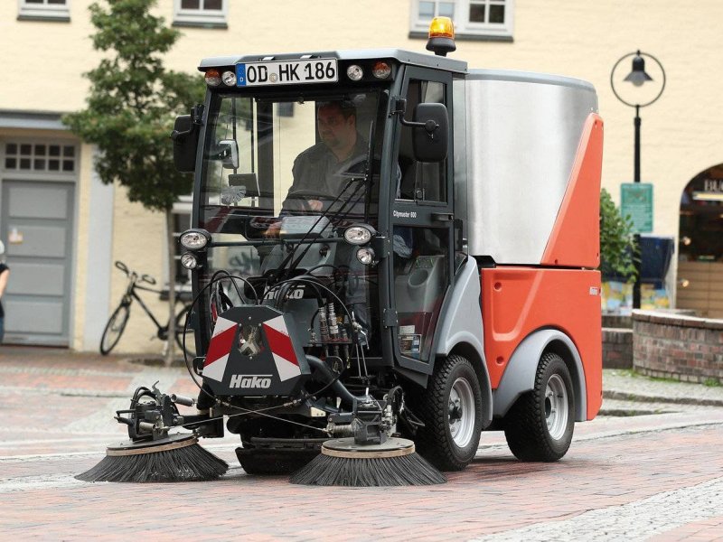 Пум тротуароуборочная вакуумная Hako-Citymaster 2000