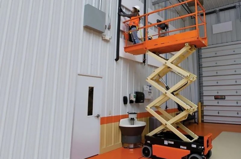 Ножничный подъемник (12 метров) JLG 3246