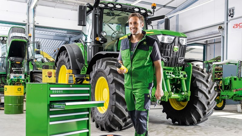 Инженер John Deere