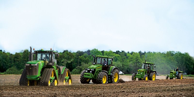 Трактор John Deere 9620рх на поле дискует