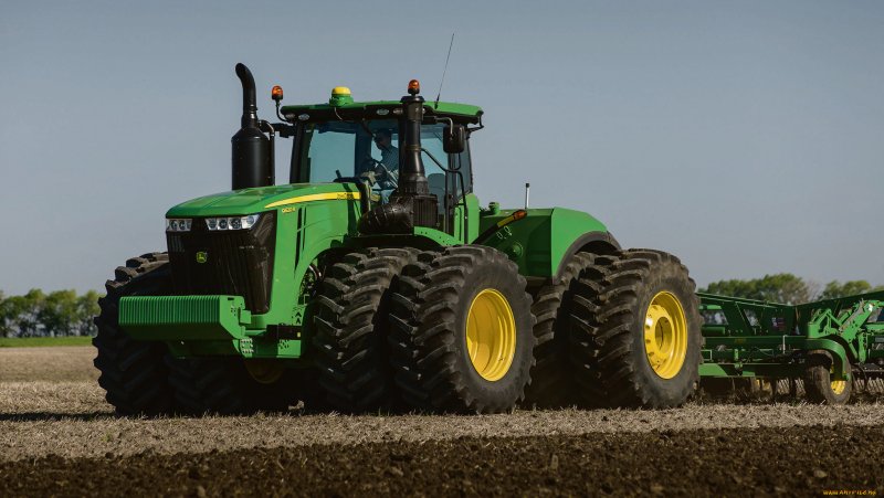 John Deere трактор