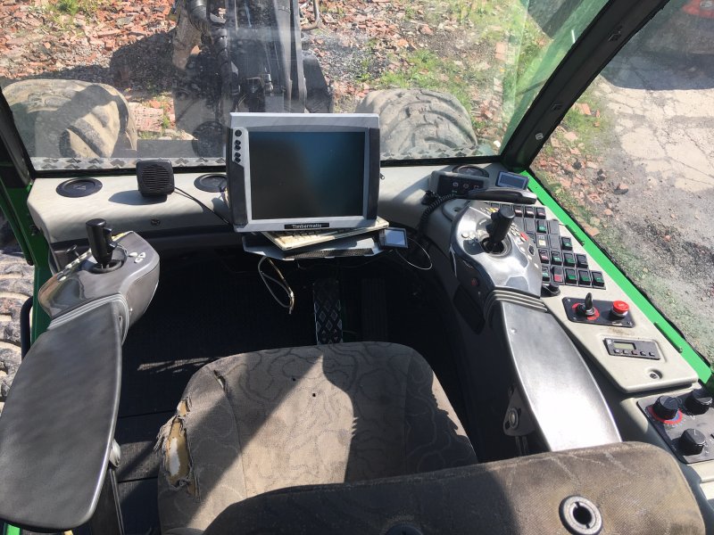 Кабина харвестера John Deere
