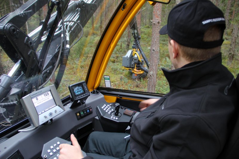 Кабина харвестера John Deere