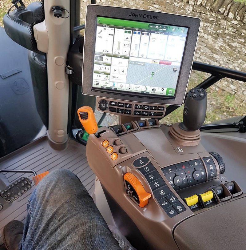 Кабина харвестера John Deere