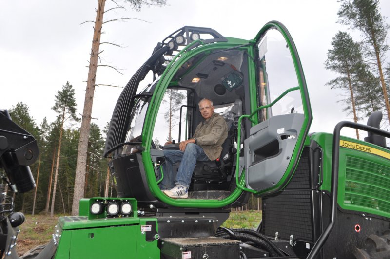 Кабина харвестера John Deere