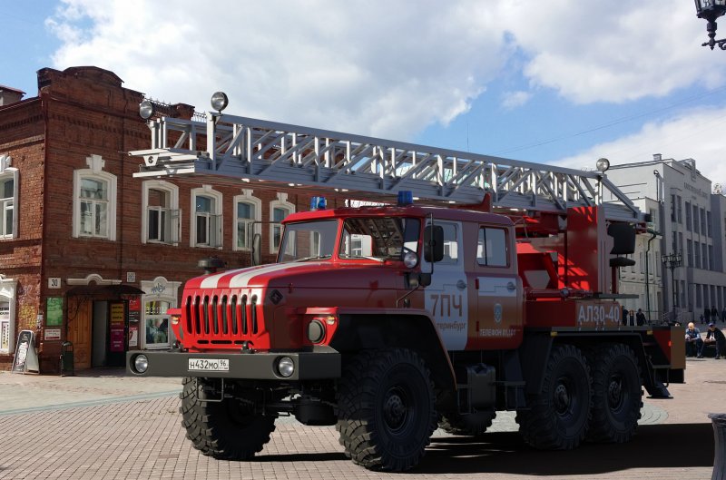 Урал 4320 автолестница