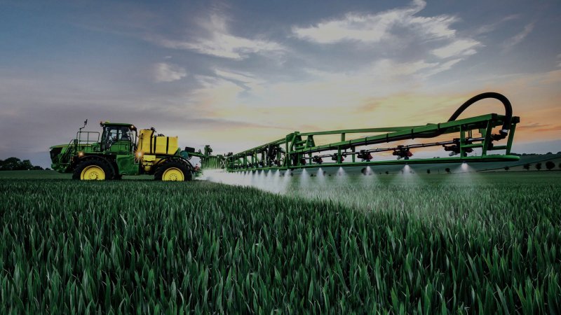 John Deere опрыскиватель на поле кукурузы