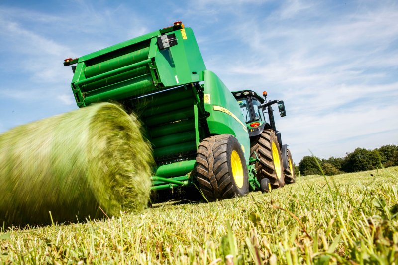 СХ техника John Deere в поле