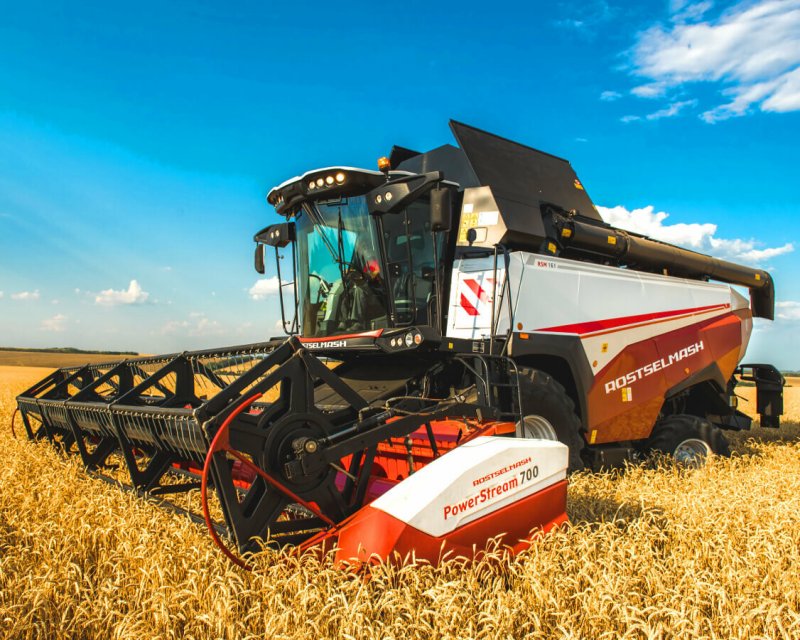 Трактор John Deere в поле