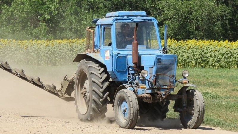 Трактор Беларус 82.1 с сеялкой