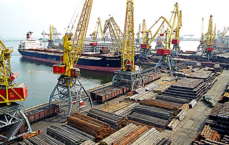 Погрузка контейнера на судно кран